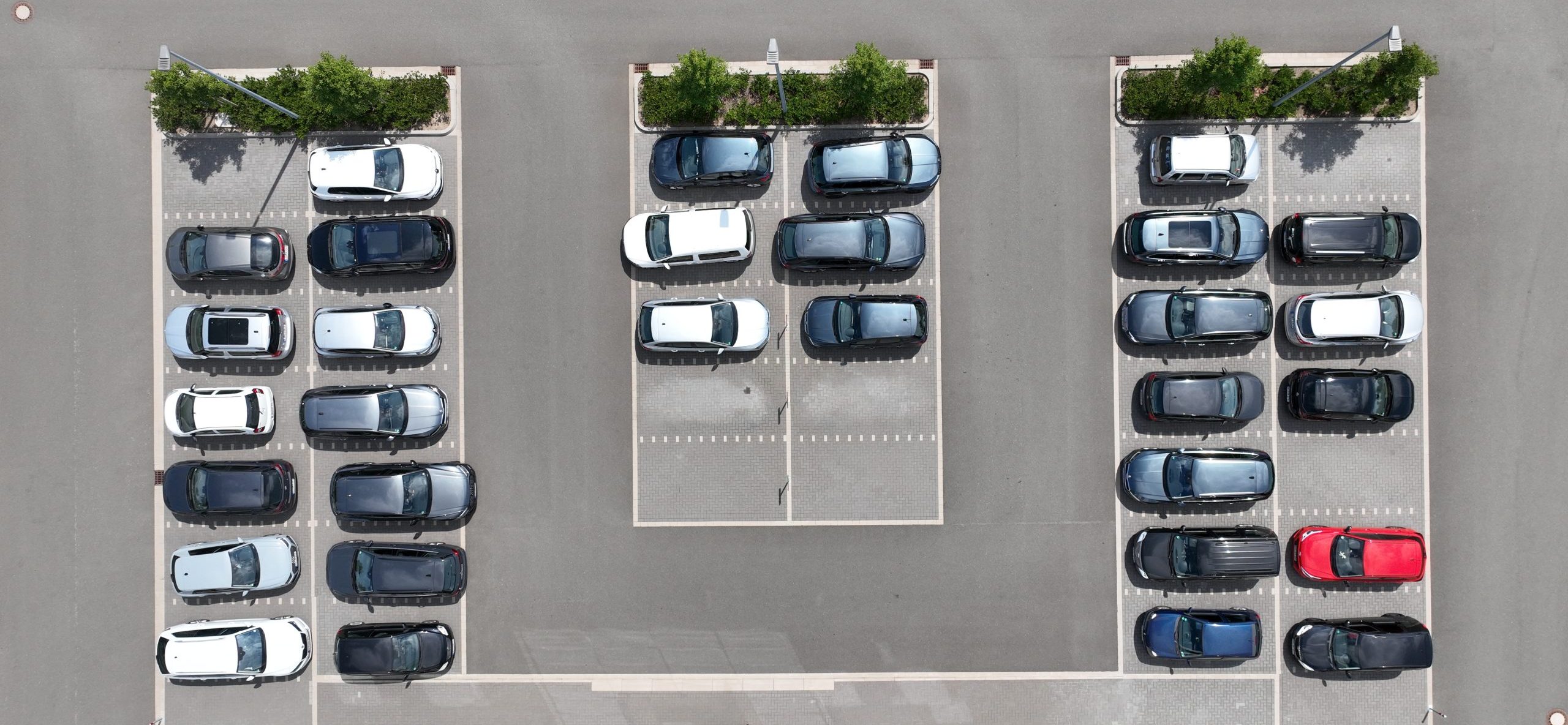 Luftbild vom Parkplatz der Triopt Group mit e-Mobility