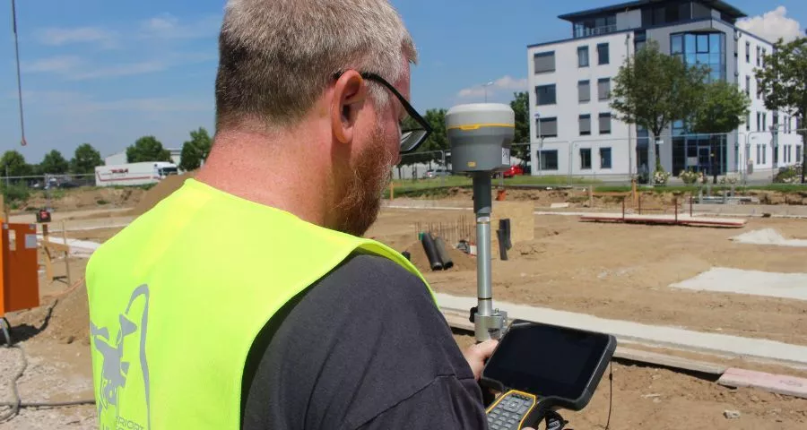 Ein Mitarbeiter der Triopt Group welcher mit seinem Tablet eine Drohne steuert