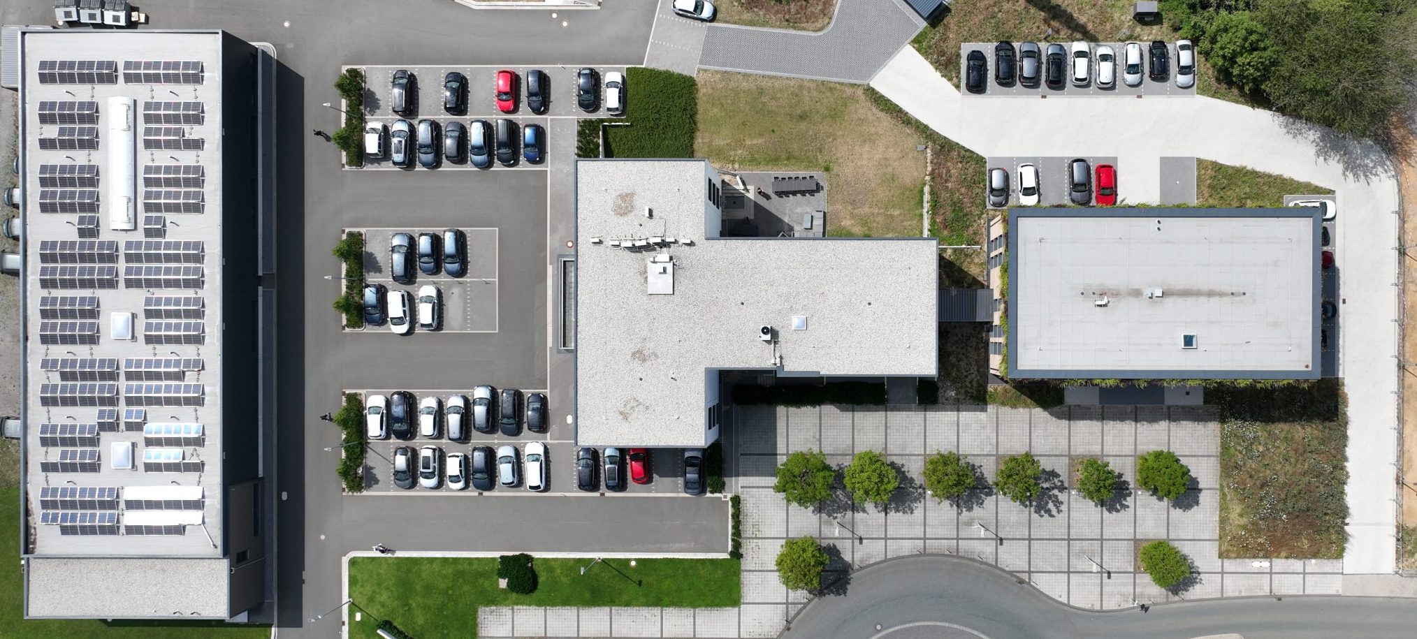 Drohnenbild der Triopt Group zeigt einen Gebäudekomplex von oben
