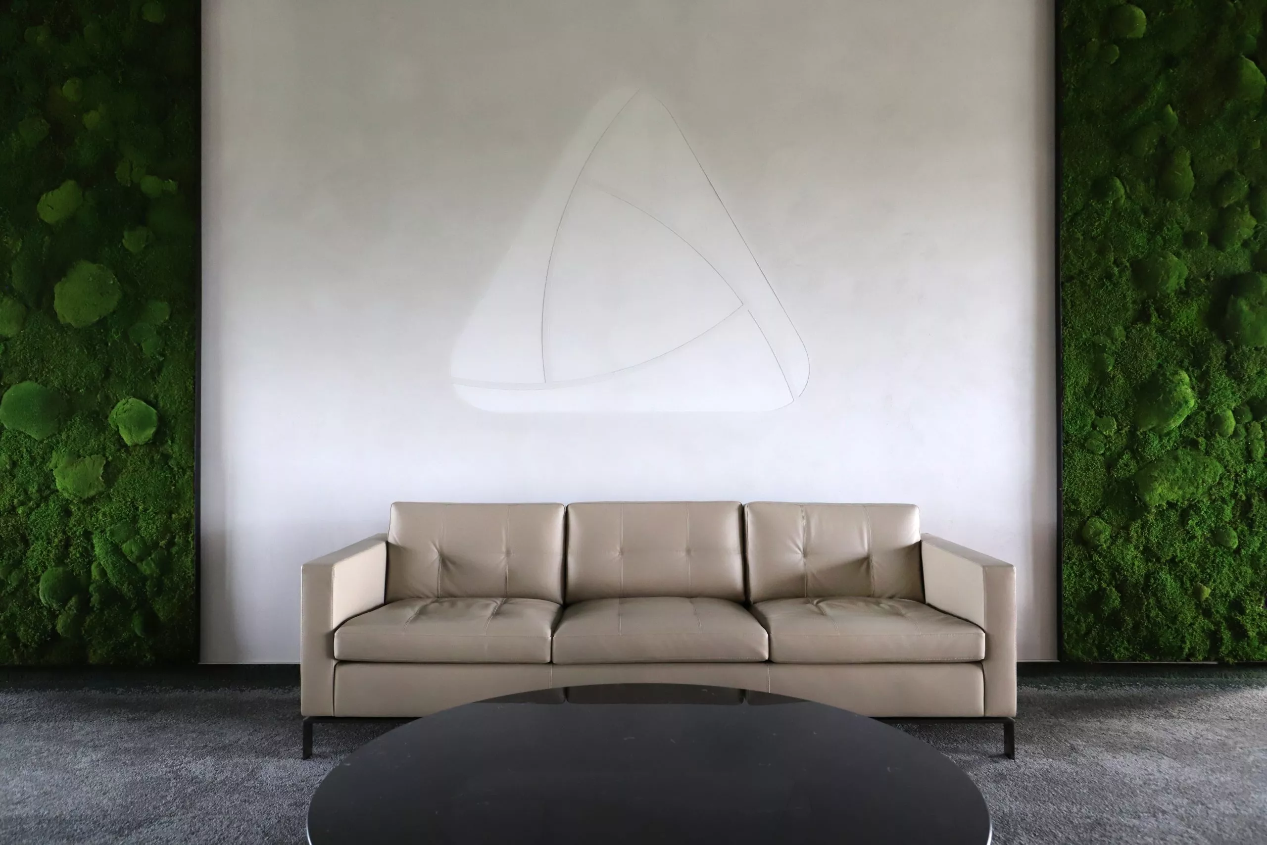 Eine Couch in einem Büro der Triopt Group